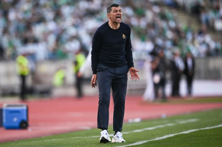 Sergio Conceicao grita desde la banda durante la final de la Copa de Portugal jugada el 26 de mayo de 2024 entre el Sporting y el Oporto en el estadio Nacional de Oeiras, a las afueras de Lisboa (Patricia de Melo Moreira)