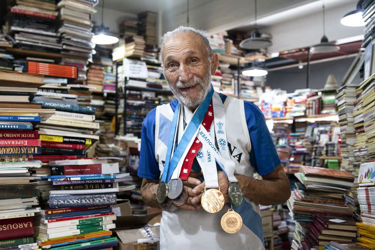 José María Berardi, en su librería El mono sabio, en Martínez