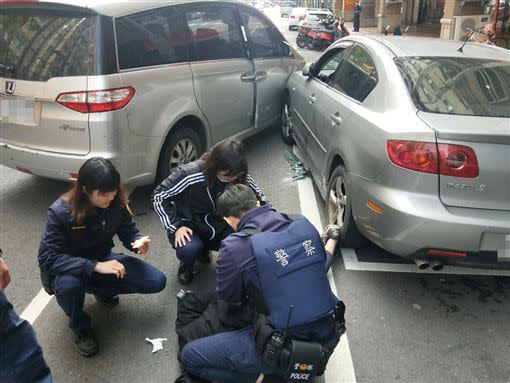 警方在案發現場蒐證。（圖／翻攝畫面）