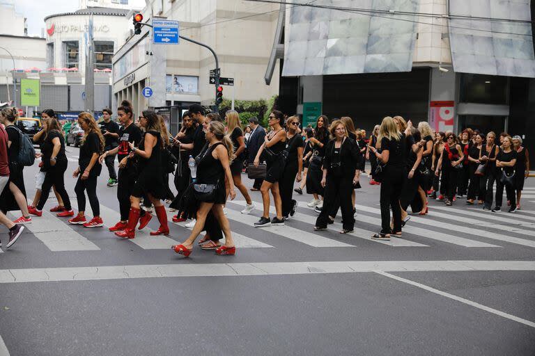 El grupo de mujeres cruza la avenida Coronel Díaz