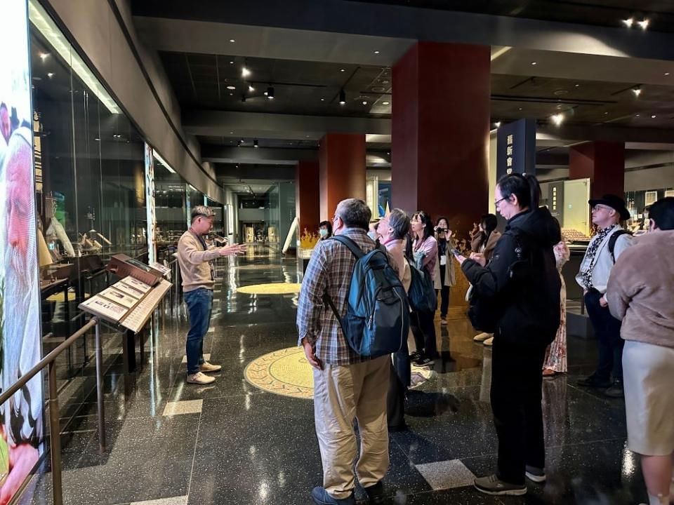 《圖說》世界宗教博物館「掌櫃講堂」教育活動，由典藏研究員苑默文解說猶太教文物。〈宗博館提供〉