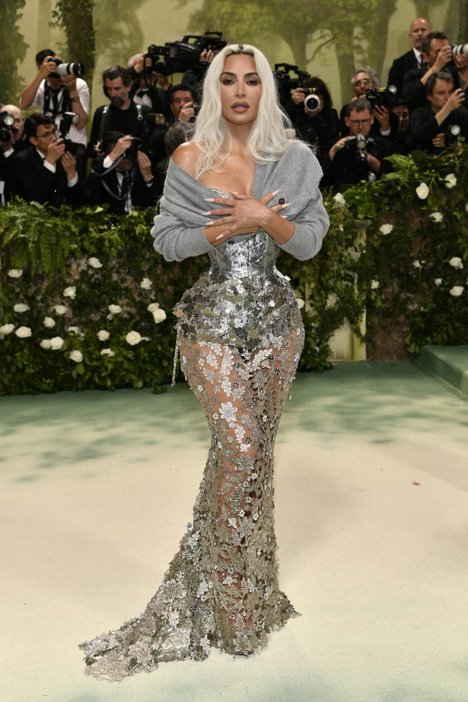 Kim Kardashian llega a la gala benéfica del Instituto del Vestido del Museo Metropolitano de Arte para celebrar la inauguración de la exposición "Sleeping Beauties: Reawakening Fashion" el lunes 6 de mayo de 2024, en Nueva York. (Foto Evan Agostini/Invision/AP)
