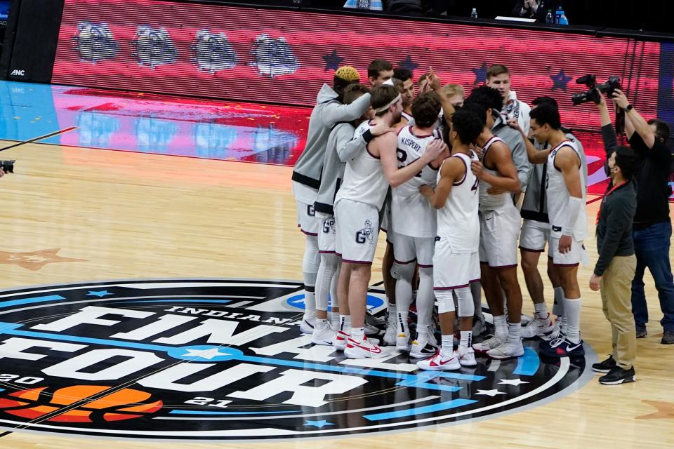 Gonzaga players huddle on the court after beating UCLA, 93-90 in overtime, to advance to the championship game.