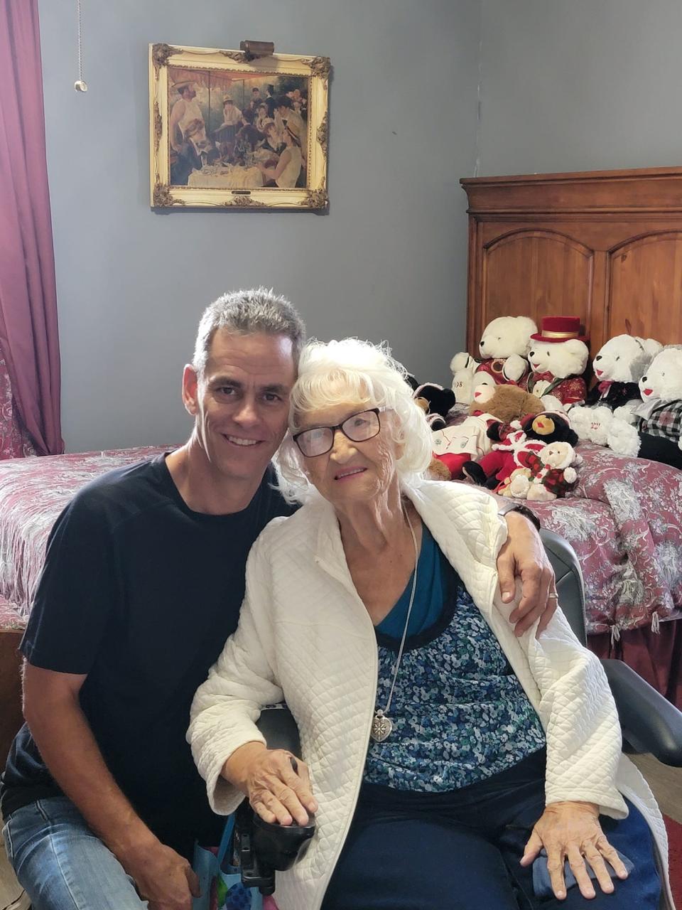 Robby Unser with Indy 500 "Quilt Lady" Jeanetta Holder, who died in December 2023 at 91.