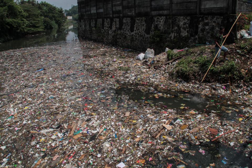 Plastic waste seen piling up in the Bojong Citepus River which empties into the Citarum River in Dayeuhkolot. The National Plastic Action Partnership (NPAP) notes that there are about 4.8 million tons per year of plastic waste in Indonesia is not well managed such as being burned in open spaces (48%), unmanageable in official landfills (13%) and the rest polluting waterways and seas (9%). (Photo by Algi Febri Sugita / SOPA Images/Sipa USA)