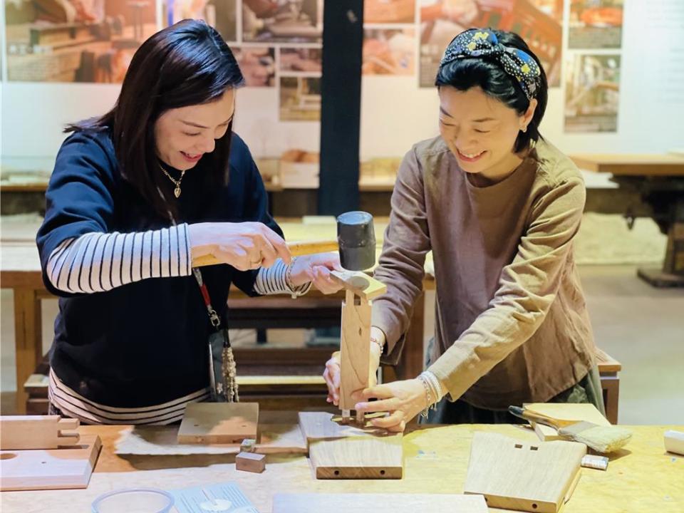 捷絲旅台南虎山館推出「敲敲椅住房專案」，安排療逾木作體驗，有助於舒緩平日工作的焦慮和壓力。圖／捷絲旅台南虎山館提供