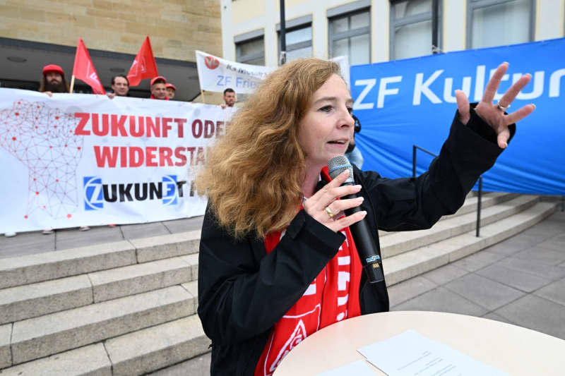 First authorized representative of IG Metall in Friedrichshafen Helene Sommer speaks to hundreds of employees of automotive supplier ZF Friedrichshafen AG during a demonstration against the planned job cuts. Felix Kästle/dpa