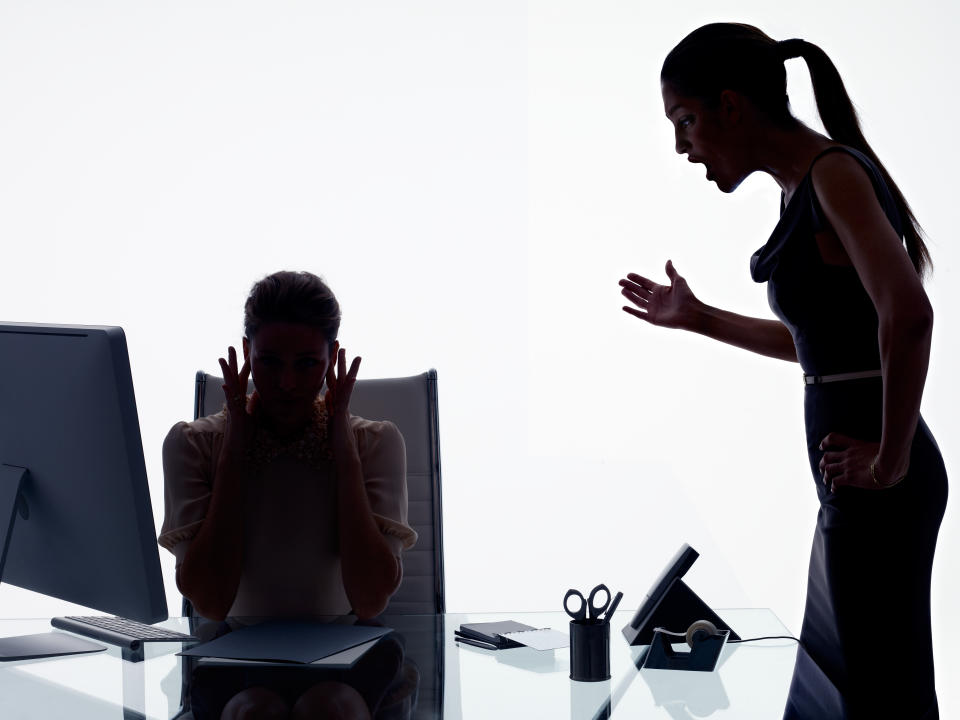 Si estás rodeado de compañeros de trabajo tóxicos puedes sufrir el síndrome de estar quemado en el trabajo, también conocido como burnout. 