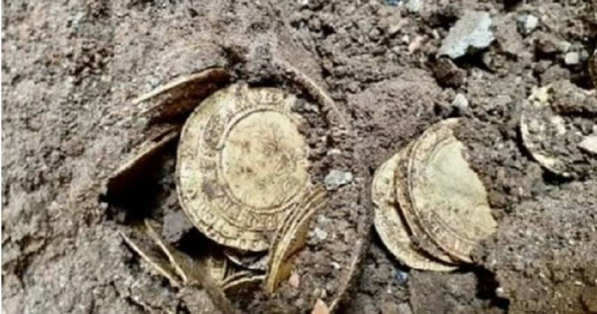 夫婦在廚房地板發現金幣。（圖／翻攝BBC News推特）