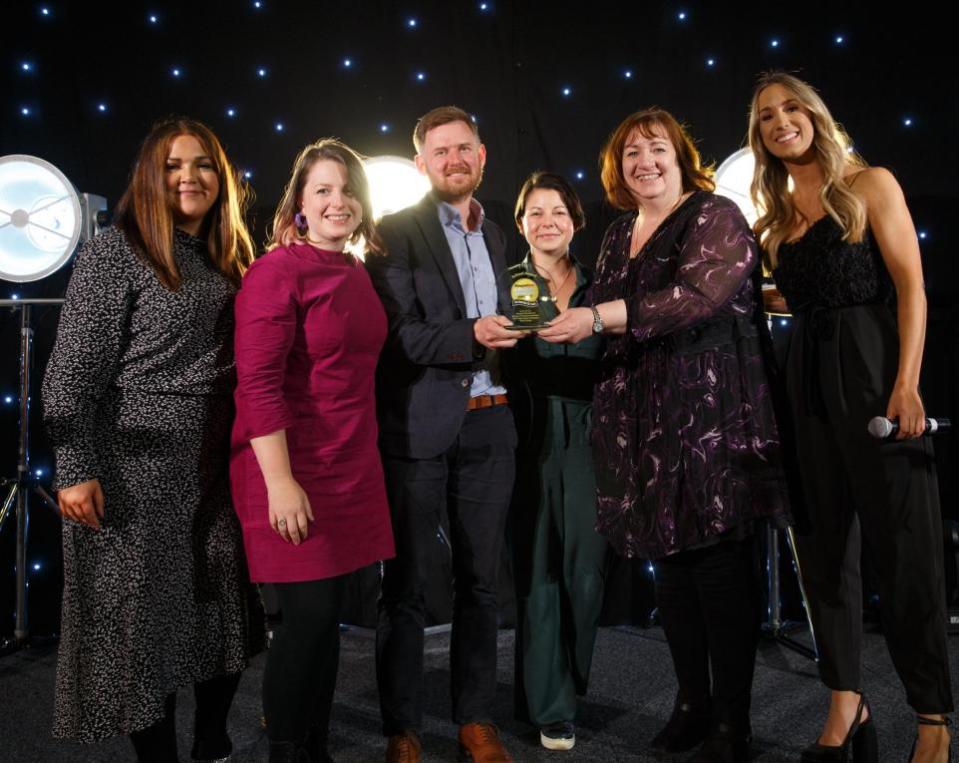 Glasgow Times: El personal y los padres de Shawlands Primary ganaron el premio School Award