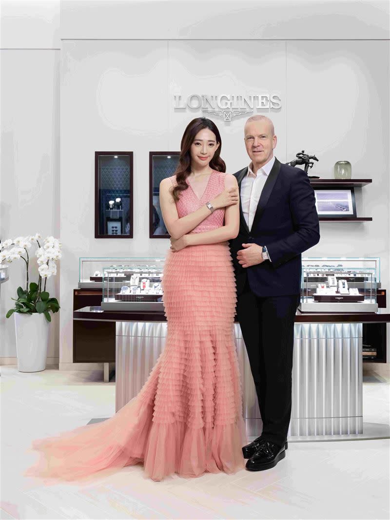 Longines浪琴表全球總裁 Matthias Breschan今年二度造訪台灣，帶來全新MINI DOLCEVITA 迷你多情系列，並由名模Candy王心恬演繹優雅浪漫風格。（圖／品牌提供）