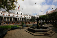 <p>Vista del palacio de Carondelet, sede del Ejecutivo, hoy, jueves 16 de noviembre de 2017, en Quito (Ecuador). Quito, ese “edén de maravillas, poblado de mil versos y canciones”, como reza una tradicional canción en honor a la capital ecuatoriana, acuna en su seno un centro colonial vivo y dinámico, que ha sumado un nuevo reconocimiento internacional, esta vez por la conservación de su patrimonio cultural. EFE/José Jácome </p>