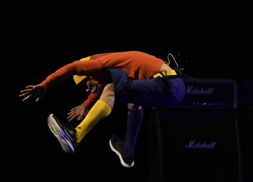 El bajista de Red Hot Chili Peppers, Flea, salta durante su presentación en el festival Vive Latino en la Ciudad de México el domingo 19 de marzo de 2023. (Foto AP/Fernando Llano)