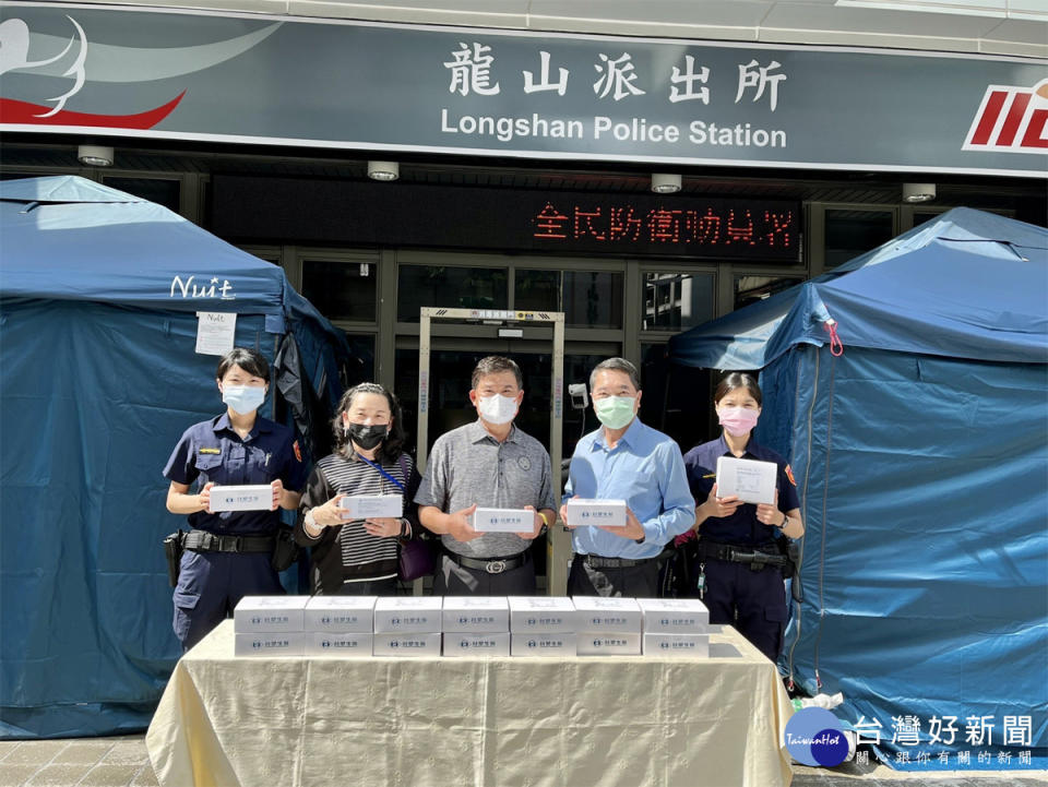 長期關心警消福利的旭泰建築，捐贈台北市萬華警分局500劑快篩劑，讓警方直呼感謝。（圖／旭泰建築提供）