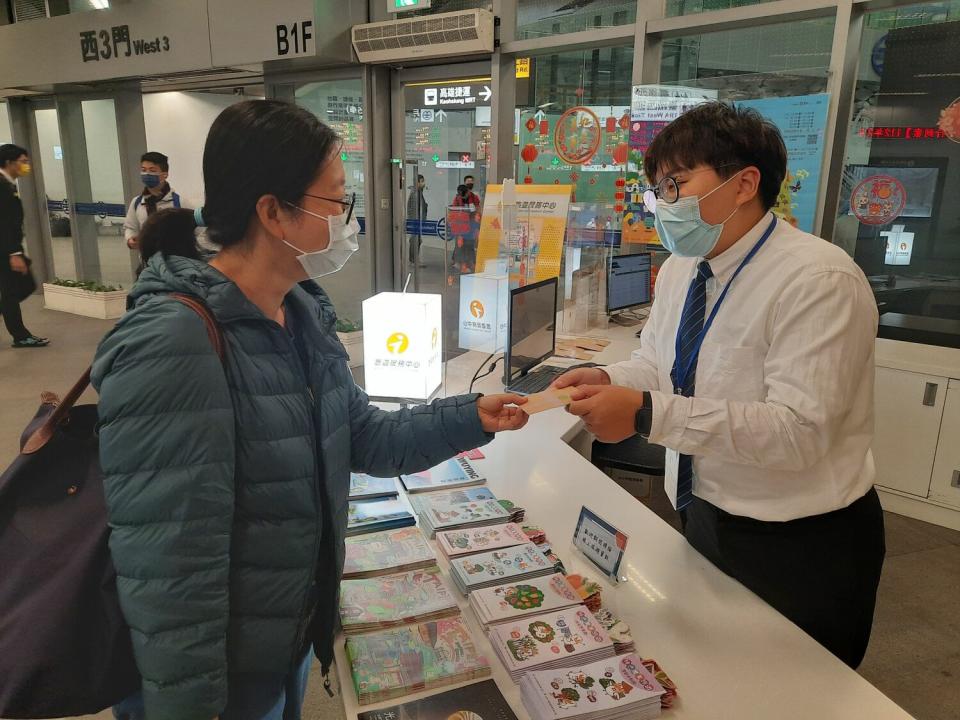 高鐵左營站、台鐵高雄車站、高雄機場國內航廈均備有女性生理用品供索取。   圖：高雄市觀光局/提供