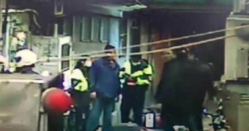萬華區一間茶館昨日發生街頭鬥毆事件，過程中有人遭到開山刀砍傷。（圖／翻攝畫面）