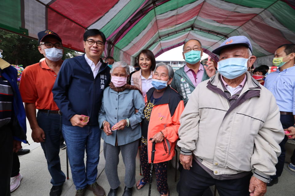 陳其邁(左)發紅包給百歲人瑞。   圖：高雄市政府/提供