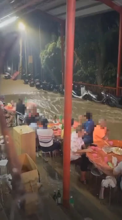 嘉義民眾在積水的路上吃著辦桌。（圖／翻攝自記者爆料網）