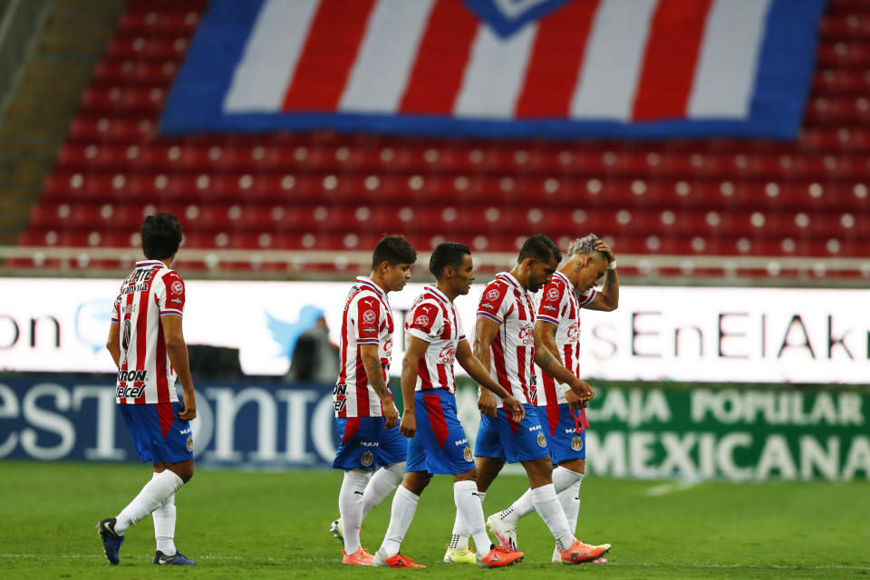 ZAPOPAN, MEXICO - JULY 25: Players of Chivas react after the 1st round match between Chivas and Leon as part of the Torneo Guard1anes 2020 Liga MX at Akron Stadium on July 25, 2020 in Zapopan, Mexico. (Photo by Refugio Ruiz/Getty Images)