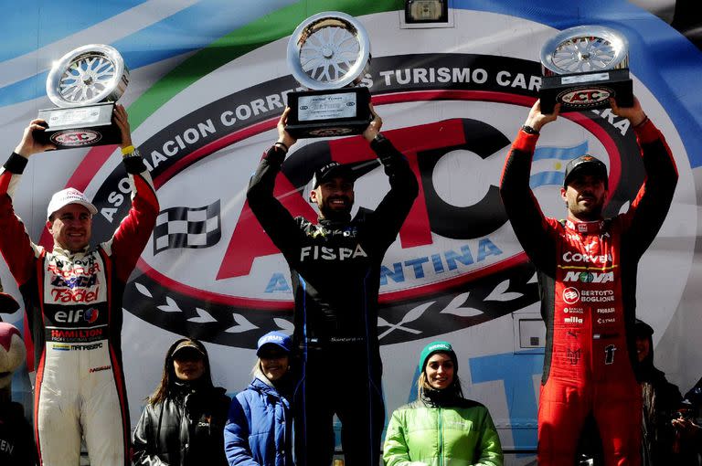 Mariano Werner (Ford) y el campeón defensor Manu Urcera (Torino) flanquean al ganador Julián Santero (Ford) en el podio de San Luis; el Turismo Carretera continuará el calendario en San Nicolás, el 1° de octubre