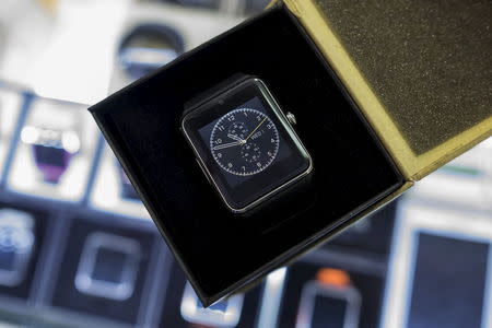 An Apple Watch look-alike device, made by a Chinese manufacturer, is displayed at a mall selling electronic products in China's southern city of Shenzhen, April 8, 2015. REUTERS/Tyrone Siu