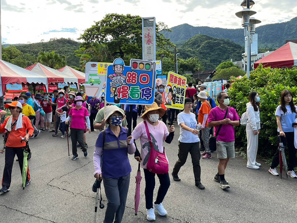 白河分局利用健走活動，宣導交通安全。（白河分局提供）