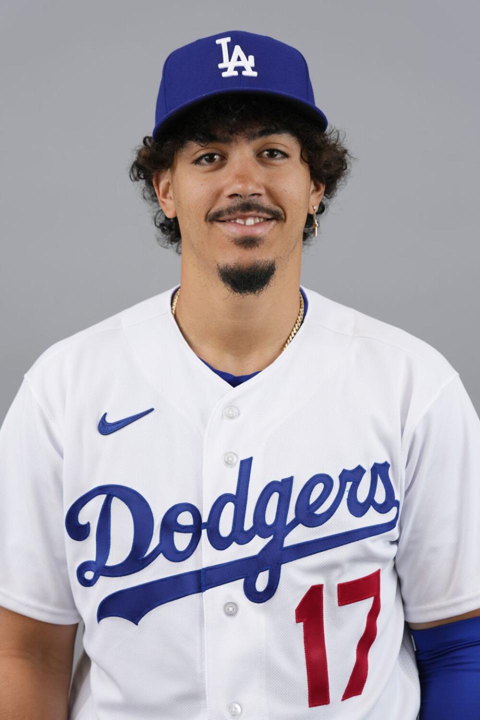 Miguel Vargas sonríe en foto de perfil.