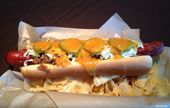 3. « Dixie Dog » (Turner Field) Seule, cette saucisse ne pèse que 250 g. Elle est d'abord frite rapidement puis garnie d'effiloché de porc au barbecue, de sauce moutarde barbecue, de cornichons et de salade de choux crémeuse.