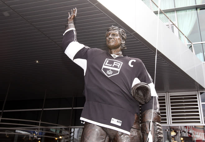 LOS ANGELES, CA - JUNE 04: The Wayne Gretzky statue is dressed in a Los Angeles Kings jersey outside Staples Center before the Kings take on the New Jersey Devils in Game Three of the 2012 Stanley Cup Final on June 4, 2012 in Los Angeles, California. (Photo by Christian Petersen/Getty Images)