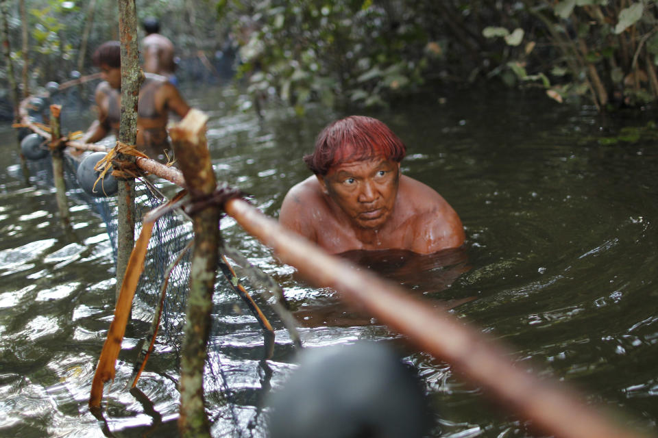 Un grupo de hombres pesca de forma tradicional en un río cercano este 7 de mayo de 2012, en el parque Nacional Xingu, en el estado brasileño de Mato Grosso. La comunidad indígena se prepara para celebrar, en agosto próximo, su tradicional ritual de Quarup, en el que rinden honor a los fallecidos que han sido importante para la comunidad. REUTERS/Ueslei Marcelino