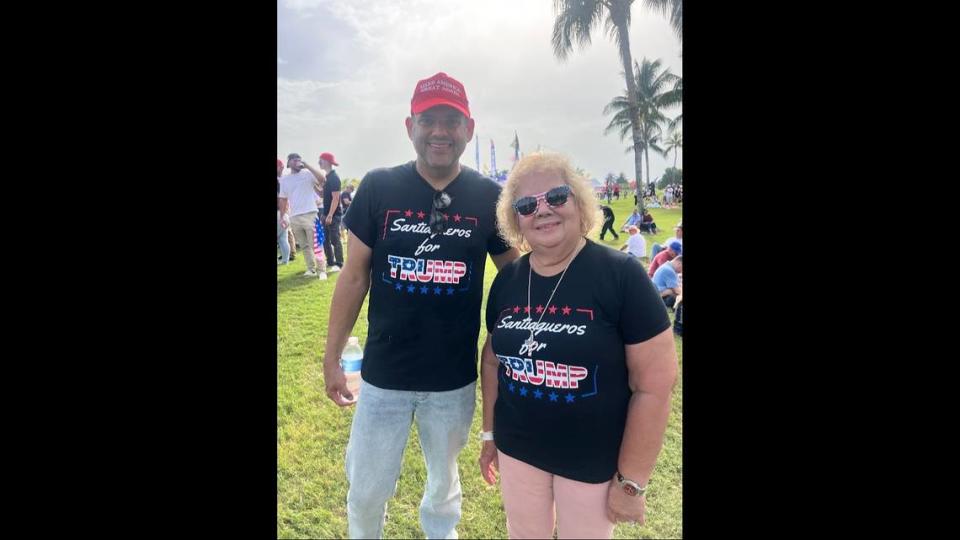 Teresa Algarín y su sobrino, Raphael Algarín, esperan al ex presidente Donald Trump antes de su mitin de campaña en el Trump National Doral Miami, el 9 de julio de 2024.