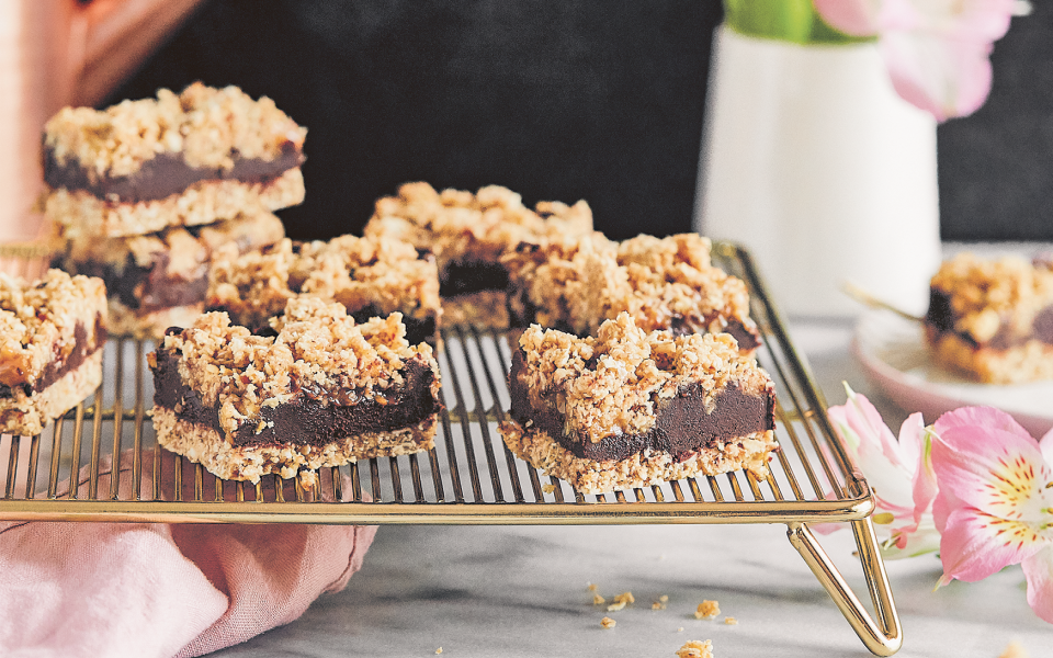 Chocolate peanut-butter oat-crumble squares - Angela Liddon