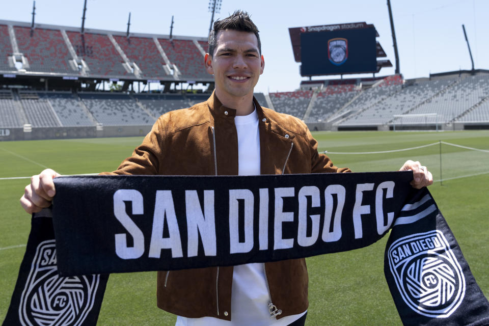 Hirving "Chucky" Lozano posa con la bufanda del San Diego FC durante su presentación con el nuevo equipo de la MLS, el jueves 13 de junio 2024, en San Diego. (AP Foto/Gregory Bull)