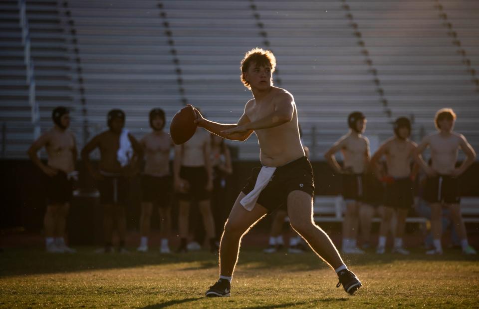 Apr 29, 2024; Buckeye, Ariz., U.S.; Verrado Vipers quarterback Chase Gieszler participates in drills during practice at Verrado High SchoolÕs football field in Buckeye on April 29, 2024.