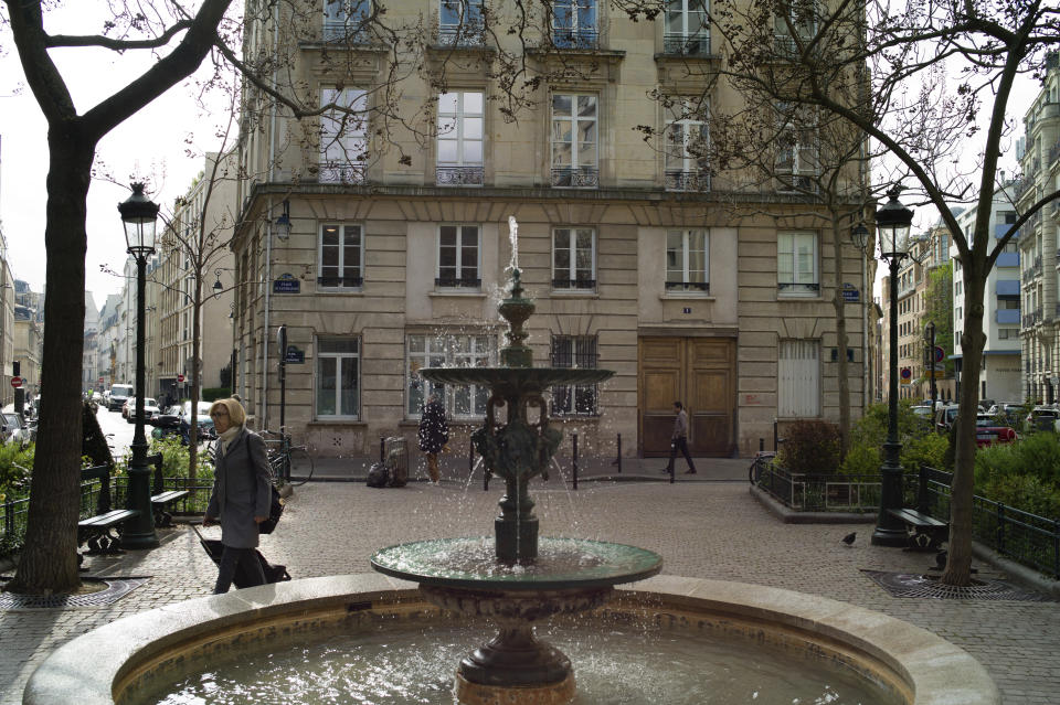 Personas caminal por Place de d'Estrapade, en París, el viernes 21 de abril de 2023. Gente camina frente a la Panadería Moderna en Place de d'Estrapade, en París, el 19 de abril de 2023. El enorme éxito de la serie de Netflix "Emily in Paris" ha transformado una plaza tranquila de la capital francesa en un imán para turistas. (Foto AP/Thibault Camus)