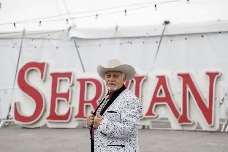 Don Jorge Yovanovich, cuarta generación de cirqueros, adoptó el apellido Servian en honor al país de sus abuelos, Serbia