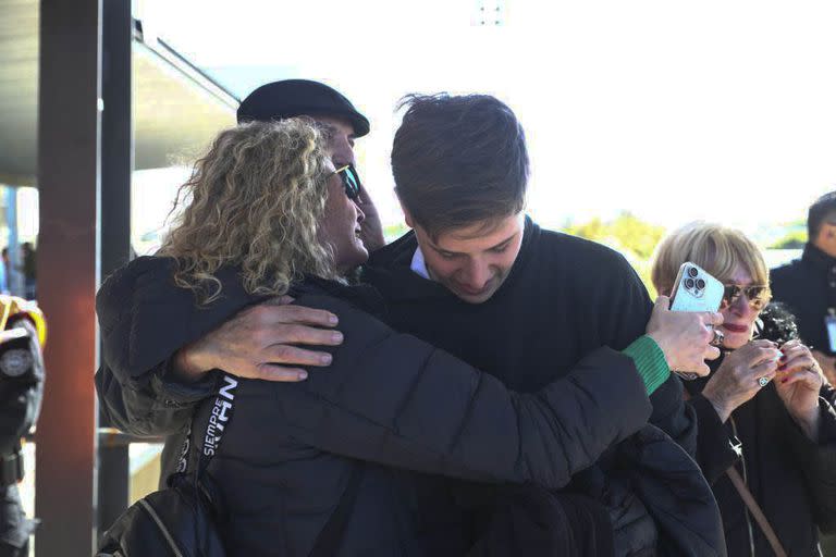 Nicolás acaba de llegar de Israel y recibe los abrazos de su abuela y su madre, Magalí