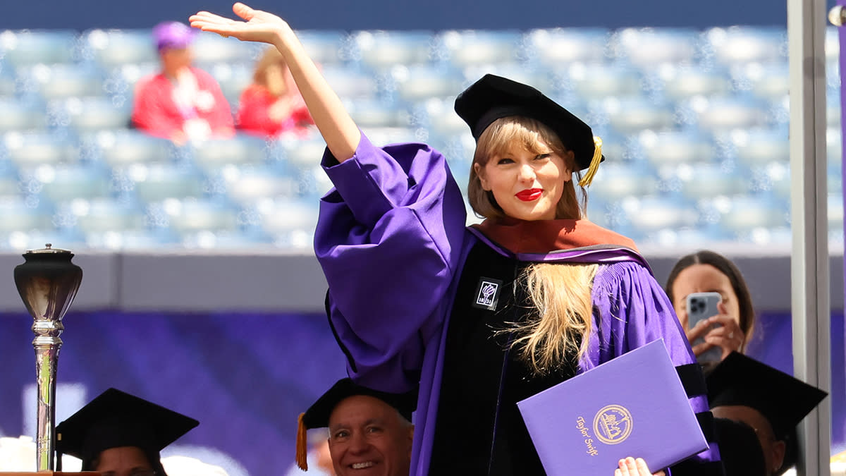  Taylor Swift receiving degree. 