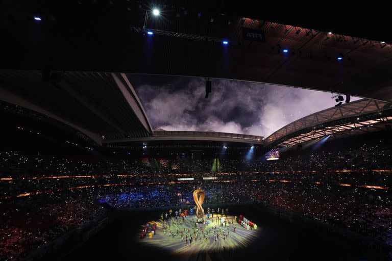 Archivo- Decenas de personas actúan durante la ceremonia de apertura de la Copa Mundial de Fútbol, antes del partido del grupo A entre Qatar y Ecuador, el domingo 20 de noviembre de 2022 en el estadio Al Bayt, en Al Khor, Qatar