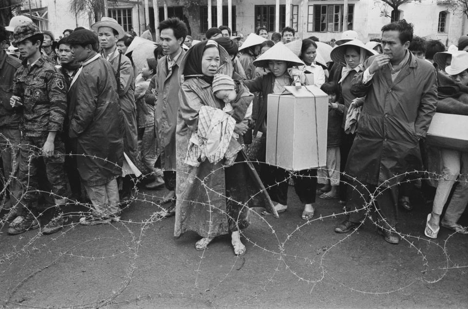 <p>Vietnamese refugees returning to the city ofHuế after the Battle of Huá, Vietnam War, February 1968. (Photo: Terry Fincher/Daily Express/Hulton Archive/Getty Images) </p>