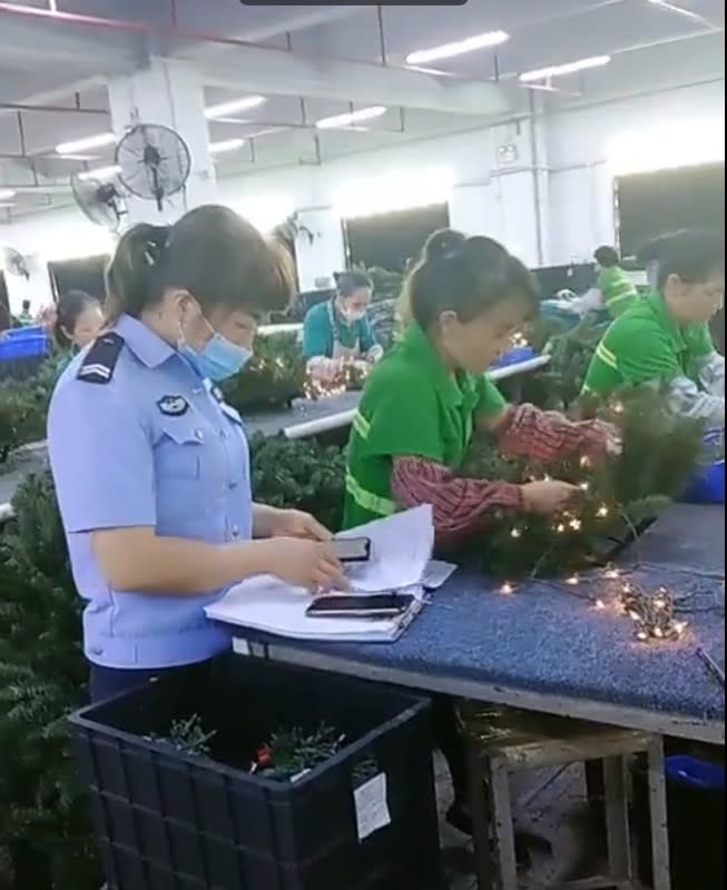 中國警察們大搖大擺跑到工廠車間裡，檢查正上班的工人的手機，強迫工人們都安裝「反欺詐」應用程式。   圖：翻攝自淘喵先生 X（前推特）帳號