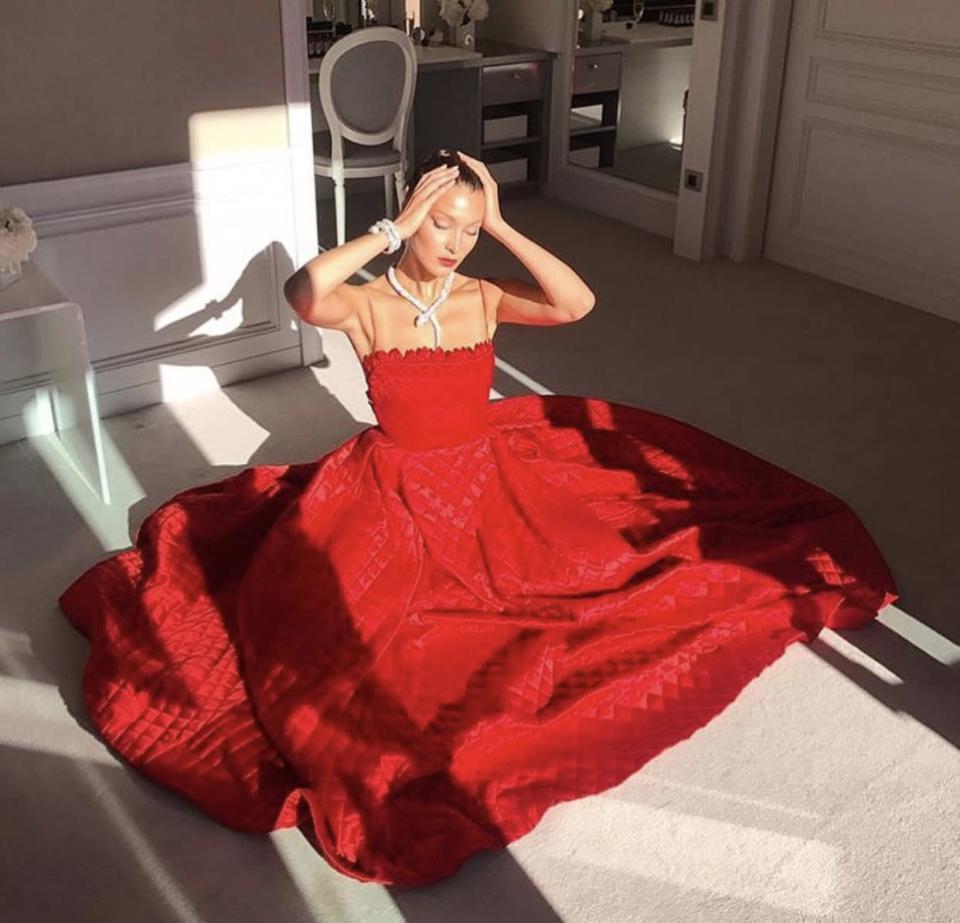 <p>Bella Hadid rockte 2017 nicht nur internationale Laufstege und zierte Magazin Cover, sondern war auch der Star der Cannes Film Festspiele. In dieser roten Traumrobe von Dior brachte sie ihre Instagram Follower zum Träumen. </p>