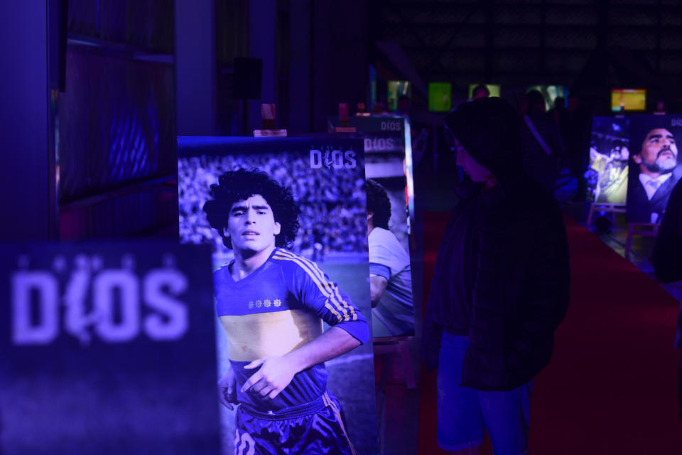 Carteles con la imagen del astro argentino Diego Maradona son exhibidos durante la presentación de una aeronave dedicada al fallecido futbolista, en una base militar en Morón, en las afueras de Buenos Aires, Argentina, el sábado 23 de julio de 2022. El avión partirá después en una gira por el mundo, que visitará Brasil, Colombia, México y Estados Unidos antes de llegar a Europa y hacer parada en Roma y Nápoles _dos lugares míticos en la carrera del 10_ y aterrizar en el Mundial de Catar. (AP Foto/Gustavo Garello)