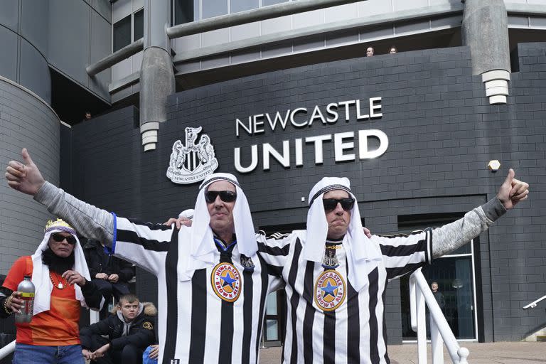 Dos hinchas de Newcastle posan con turbantes, cuando todo era ilusi&#xf3;n en el equipo ingl&#xe9;s