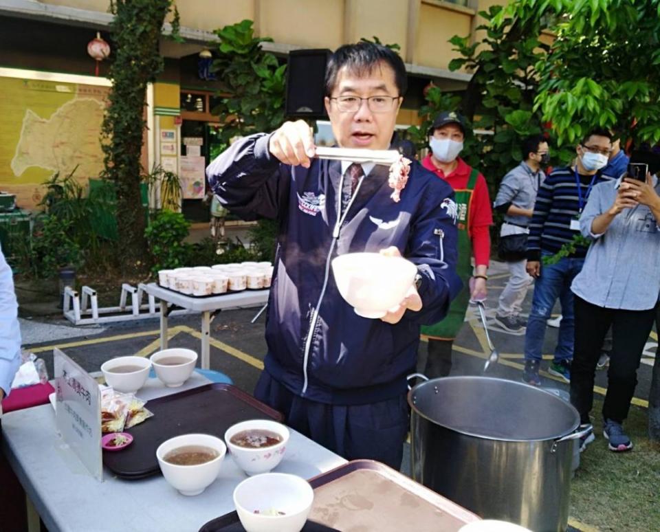 市長黃偉哲體驗煮<a class="link " href="https://tw.news.yahoo.com/tag/牛肉湯" data-i13n="sec:content-canvas;subsec:anchor_text;elm:context_link" data-ylk="slk:牛肉湯;sec:content-canvas;subsec:anchor_text;elm:context_link;itc:0">牛肉湯</a>，強調在地新鮮好吃的善化牛肉。（記者盧萍珊攝）