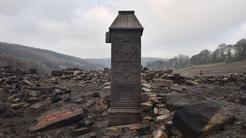 Un poste de la entrada a Derwent Hall se reveló durante el caluroso verano de 2018.