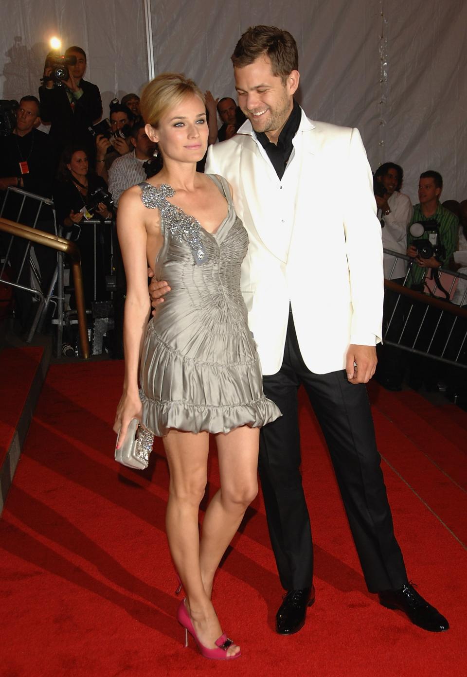 <p>Ein verlässlich hübsches Paar gaben bei der Met Gala stets Diane Kruger und Joshua Jackson ab. So auch 2008, als der Schauspieler („Dawson’s Creek“) nicht seine Augen von dem deutschen Model abwenden konnte. Mittlerweile ist allerdings Schauspieler Norman Reedus („The Walking Dead“) der Mann an Krugers Seite. (Bild: AP Photo) </p>