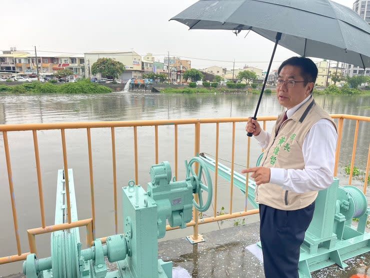 圖：台南市八月十日豪雨造成多區水患傳，十一日凌晨起又下起大雨，台南市長黃偉哲緊急在臉書發文提醒市民注意安全。（記者林云翻攝）