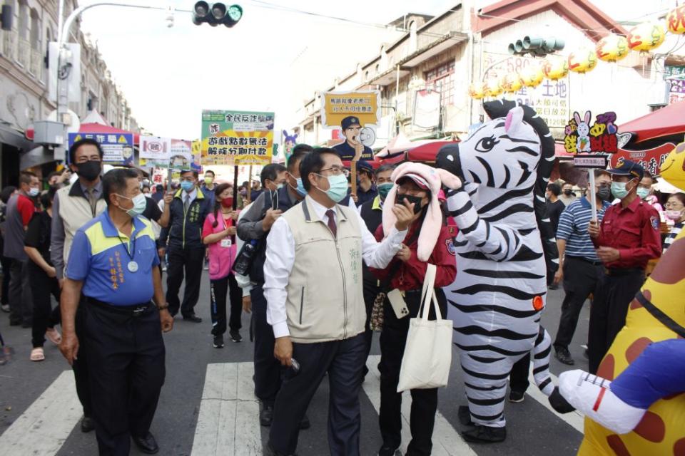 市長黃偉哲（中）到新化年貨大街，熱情地與攤商、逛街民眾打招呼。（記者黃文記攝）