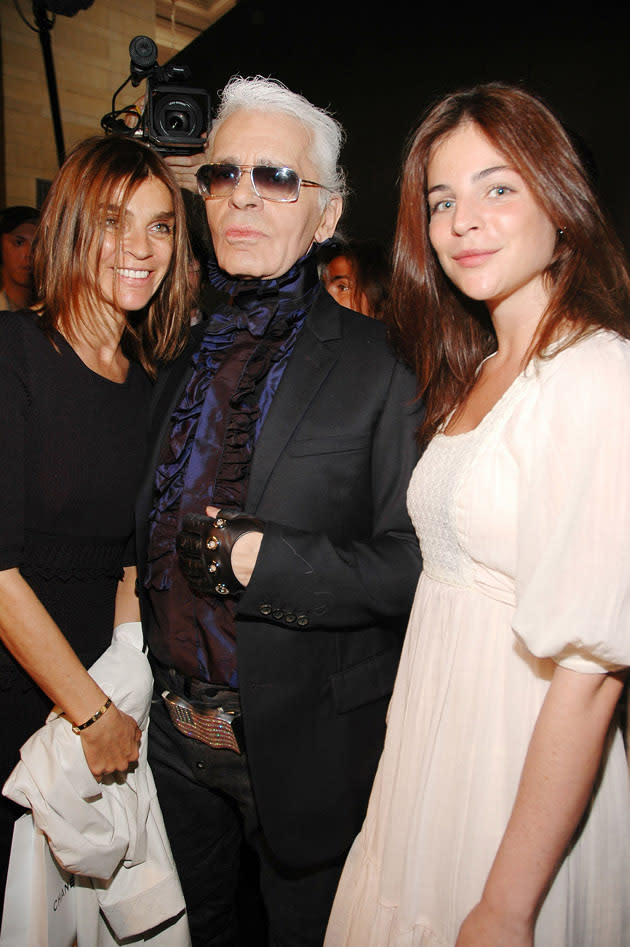 Carine Roitfeld, Karl Lagerfeld und Julia Restoin gefällt beiden (Bild: Getty Images)